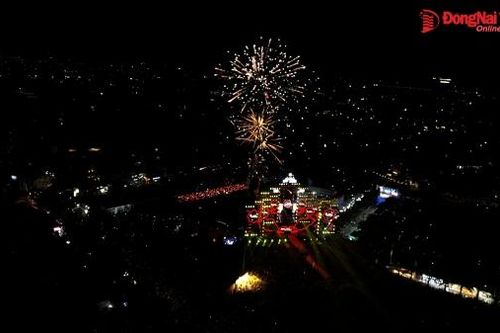 Mãn nhãn với màn trình diễn ánh sáng, pháo hoa trong đêm countdown tại Biên Hòa