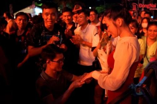 Cặp đôi cầu hôn trong đêm Countdown tại Biên Hòa nhận lời chúc phúc của hàng ngàn người