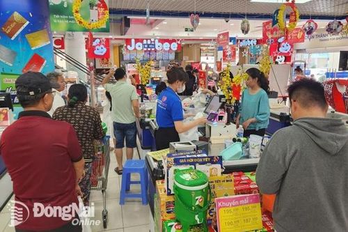 Lượng khách mua sắm tại các siêu thị tăng cao trong dịp Tết Dương lịch