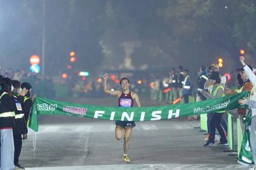 Nguyễn Thị Oanh phá kỷ lục bán marathon quốc gia