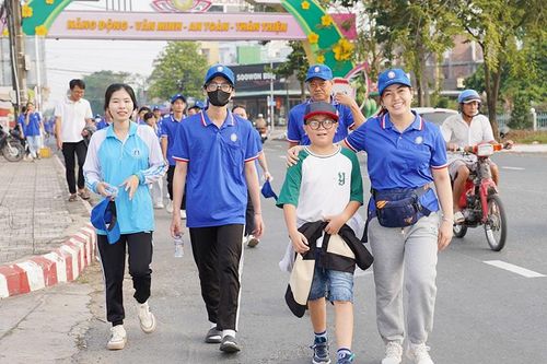 Tổ chức đi bộ đồng hành và trao quà Tết với thông điệp 'Xổ số Đồng Tháp - Lan tỏa yêu thương'