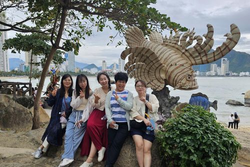 Phố biển Nha Trang rộn ràng ngày đầu năm mới 2025
