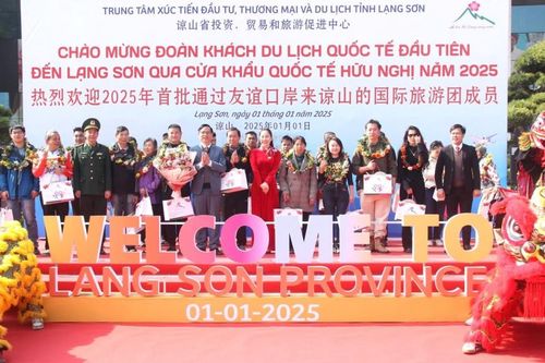 Lạng Sơn chào đón đoàn khách du lịch quốc tế đầu tiên qua Cửa khẩu Quốc tế Hữu Nghị năm 2025