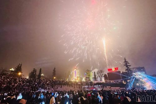 Hàng ngàn du khách tham dự Countdown chào năm mới 2025 tại Sa Pa