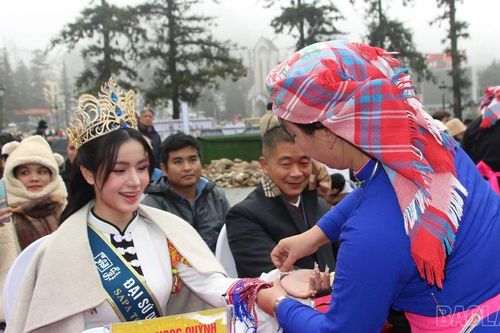 Sa Pa đón đoàn khách du lịch 'xông đất' năm 2025