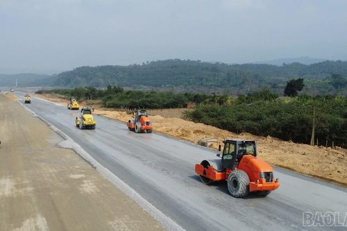 Ngày đầu năm mới trên công trường thi công đường Kim Thành - Ngòi Phát