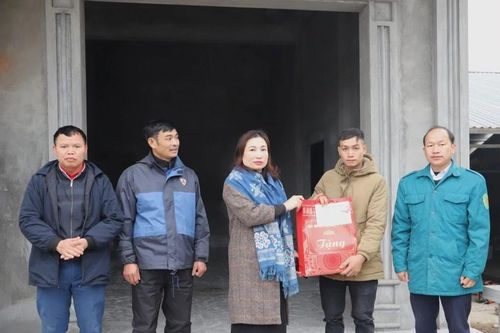 Thăm, tặng quà các hộ dân bị mất nhà do hoàn lưu bão số 3 tại nơi ở mới