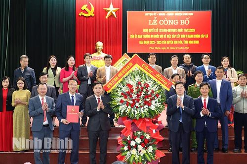 Huyện Kim Sơn công bố sáp nhập xã Lưu Phương và thị trấn Phát Diệm, xã Kim Hải và thị trấn Bình Minh