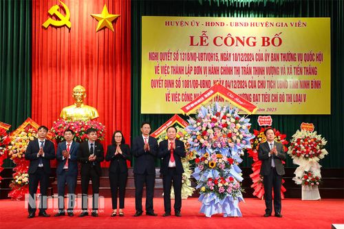 Gia Viễn công bố Nghị quyết của Ủy ban Thường vụ Quốc hội về sắp xếp đơn vị hành chính và Quyết định của UBND tỉnh công nhận thị trấn Thịnh Vượng đạt tiêu chí đô thị loại V