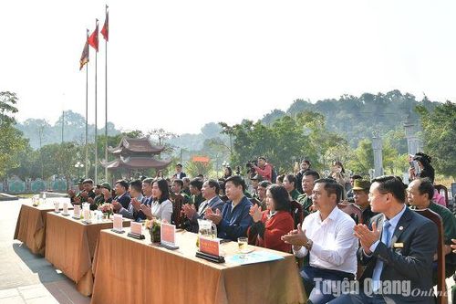 Đoàn khách du lịch 'xông đất' Tuyên Quang năm 2025