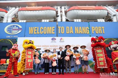 Gần 2.000 khách du lịch đường thủy 'xông đất' Đà Nẵng đầu năm mới 2025