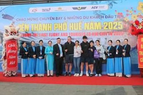 Đón chuyến bay và những du khách đầu tiên đến TP. Huế năm 2025