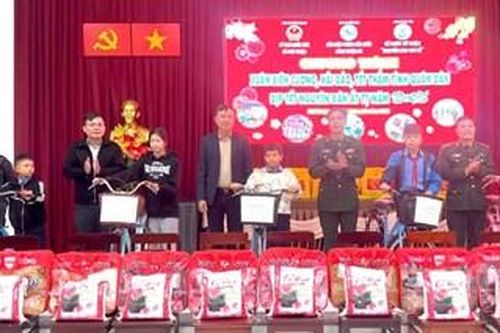 Ấm áp 'Xuân biên cương, hải đảo - Tết thắm tình quân dân'
