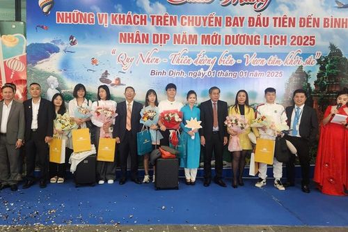 Chào đón những vị khách du lịch đầu tiên 'xông đất' Bình Định