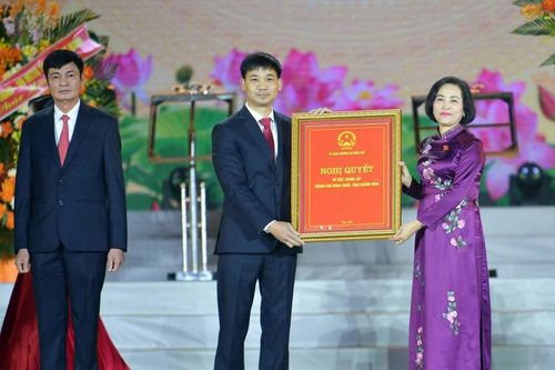 Phó Chủ tịch Quốc hội Nguyễn Thị Thanh dự Lễ công bố Nghị quyết thành lập thành phố Đông Triều, Quảng Ninh
