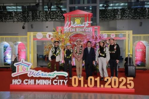 Việt Nam chào đón những du khách đầu tiên của năm 2025