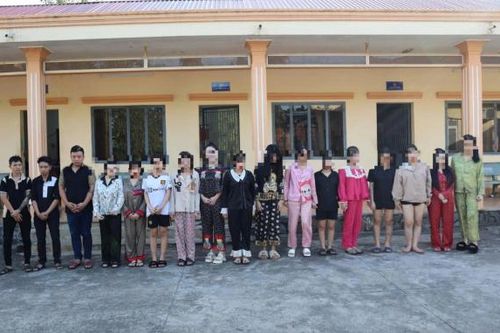 Nhiều cô gái trẻ bị 'ép' phục vụ 'tươi mát' tại Karaoke Nice