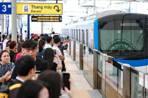 Metro chạy xuyên đêm chở khách đón Tết Dương lịch