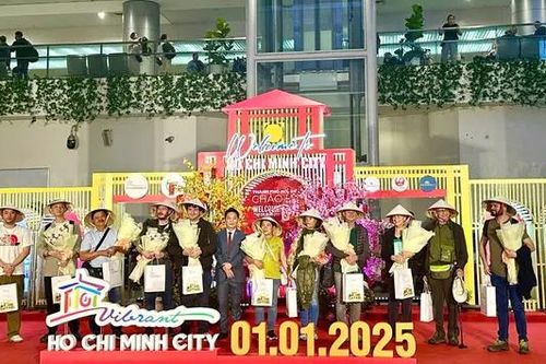 TP. Hồ Chí Minh đón đoàn khách du lịch 'xông đất'