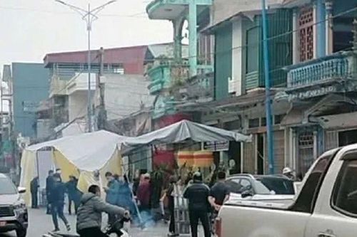 Clip: Hãi hùng cảnh ô tô lao thẳng vào đám tang ở Hải Dương, đâm trúng nhiều người