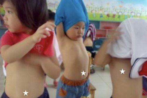 Đến trường đón con, mẹ bỉm vô tình thấy cảnh tượng trong nhà vệ sinh liền đòi kiện hiệu trưởng