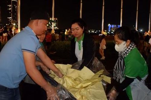 Sau màn pháo hoa mừng năm mới, công viên Bến Bạch Đằng tràn ngập rác