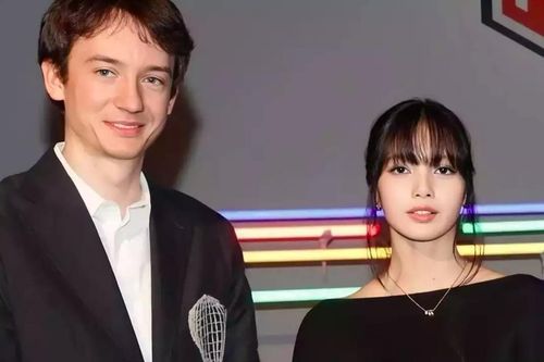 Sao Hàn 1/1: Bạn trai tỷ phú gặp gia đình Lisa