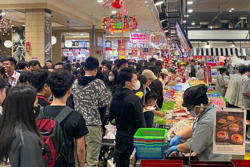 Hàng quán, trung tâm thương mại chật kín khách ngày đầu năm 2025