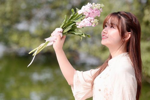 Các 'nàng thơ' diện áo dài chụp ảnh trên phố đi bộ Hồ Gươm ngày đầu năm mới