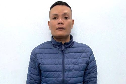 Mâu thuẫn tình cảm, người đàn ông bắt giữ bạn gái, cướp điện thoại