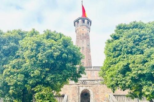 Du khách được tham quan khu vực bên ngoài và chân Cột cờ Hà Nội