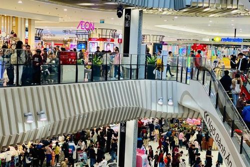 Người dân đổ về chật kín các khu trung tâm thương mại lớn ngày tết Dương lịch