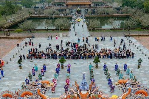 Du khách thích thú xem tái hiện lễ thiết triều trong Hoàng cung Huế