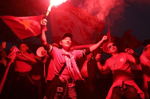 Không khí tưng bừng ngoài SVĐ Việt Trì trước giờ bóng lăn
