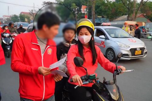 Phe vé hoành hành trước giờ bóng lăn