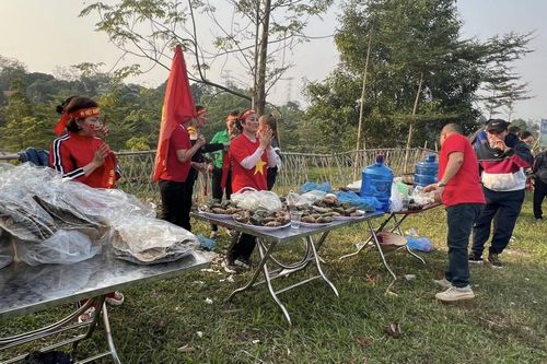 CĐV Phú Thọ tặng bánh, nước cho khán giả đến xem chung kết ASEAN Cup