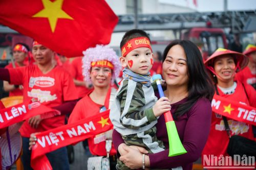 Cổ động viên cuồng nhiệt trước trận chung kết Việt Nam - Thái Lan
