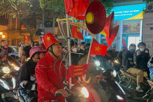 Người hâm mộ đổ ra đường mừng chiến thắng của đội tuyển Việt Nam