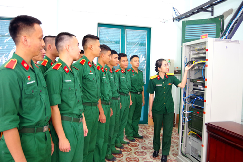 Binh chủng Thông tin liên lạc - Dấu ấn trên hành trình tiến lên hiện đại - Bài 3: Tiến lên hiện đại cần con người hiện đại (Tiếp theo và hết)