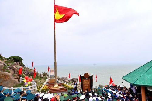 Chào cờ đầu năm mới tại nơi đón ánh bình minh sớm nhất trên đất liền của Việt Nam
