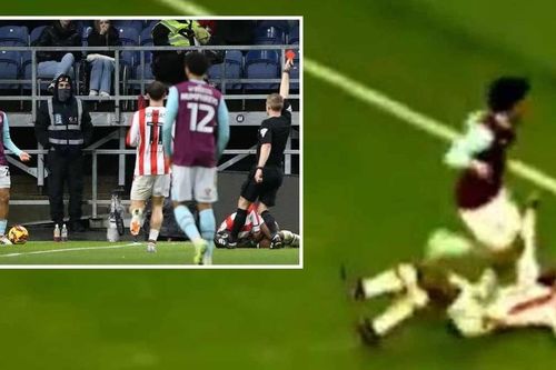 Giẫm chân lên ngực đối phương, cựu sao Man Utd bị kêu gọi 'treo giày hết mùa giải'