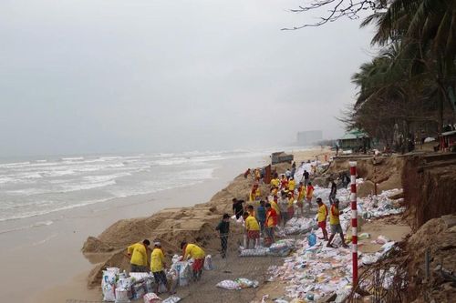 Hàng trăm người hối hả đắp đê ngăn sạt lở bờ biển ở Đà Nẵng