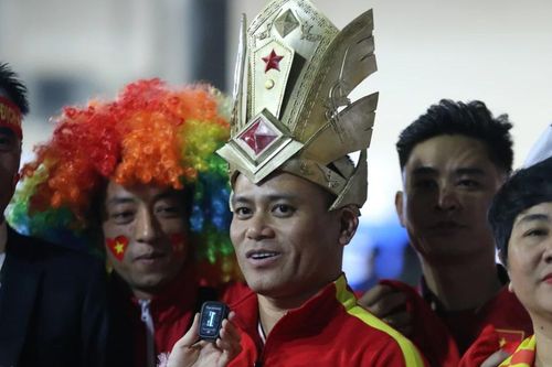Cổ động viên mang 'cúp vàng', Thần tài đến sân Việt Trì cổ vũ tuyển Việt Nam