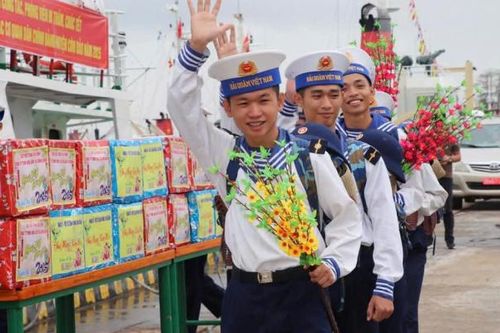 Bộ Tư lệnh Vùng 2 Hải quân tổ chức đưa quà Tết đến nhà giàn DK1 và các lực lượng làm nhiệm vụ trên biển