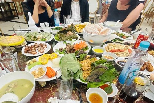 Bài 1: Lãng phí đồ ăn từ mâm cơm gia đình tới nhà hàng ở Việt Nam