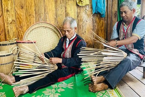 Những người Xơ Đăng 'giữ lửa' nghề đan lát, dệt thổ cẩm