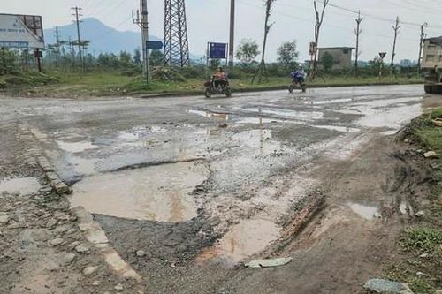 Nhiều tuyến đường kết nối Khu kinh tế Vũng Áng chi chít 'ổ voi, ổ gà'