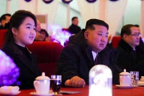 Chủ tịch Triều Tiên cùng con gái dự lễ chào năm mới hoành tráng