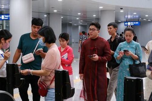 Ngày đầu quẹt thẻ, quét mã QR đi metro TPHCM ra sao?