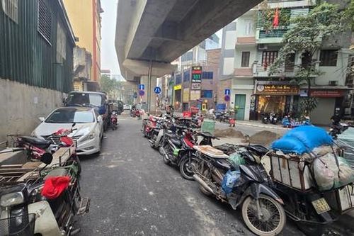 Đường vừa mở rộng để giảm ùn tắc đã bị người dân lấn chiếm
